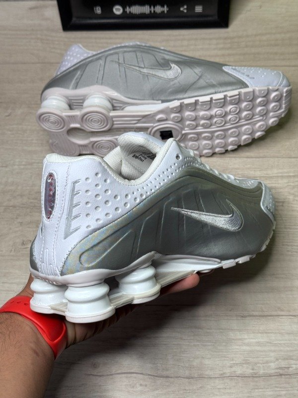 Producto - Nike Shox R4 White/Metallic - 3