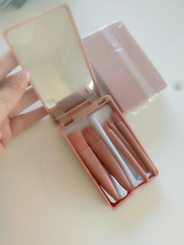 Producto - Set de brochas en cajita con espejo