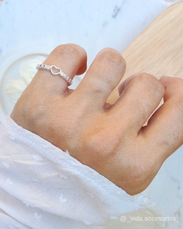 Producto - Anillo plateado con corazón calado