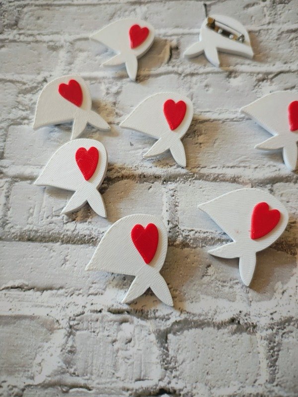 Producto - Pin pañuelo abuelas corazón. - 2