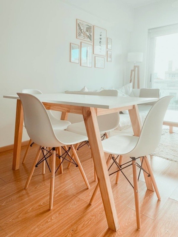 Producto - MESA ESCANDINAVA + 4 SILLAS EAMES