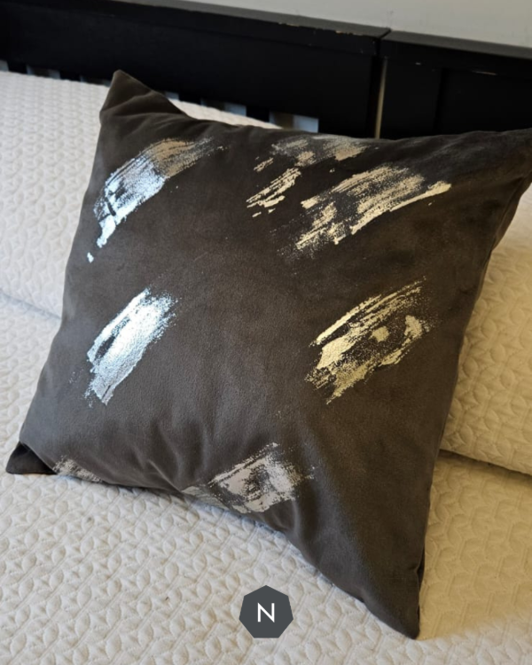 Producto - Funda almohadón estampado líneas plateadas