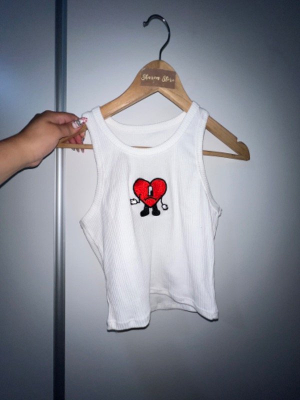 Musculosa corazon con relieve bad bunny — imagen 2