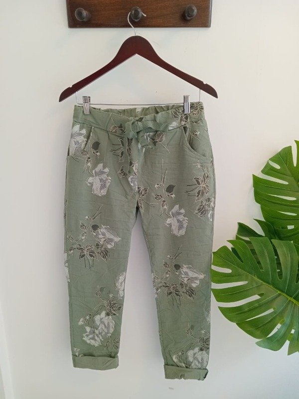 Producto - Babucha italiana verde con flores ribeteadas en dorado