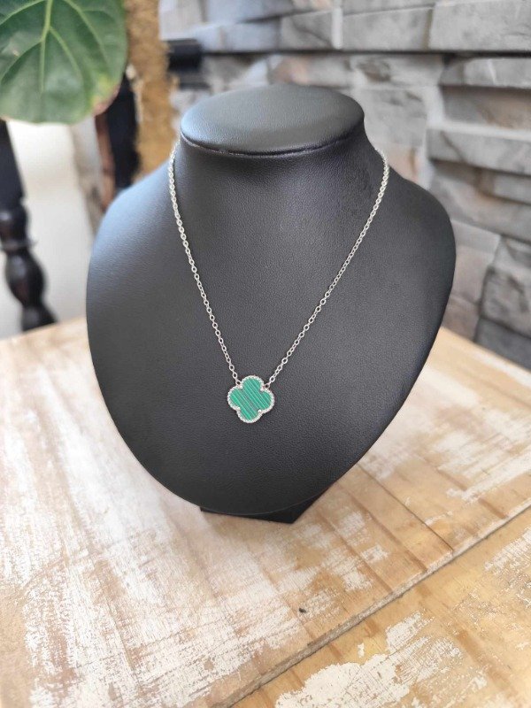 Producto - Collar trébol verde. Acero quirúrgico.