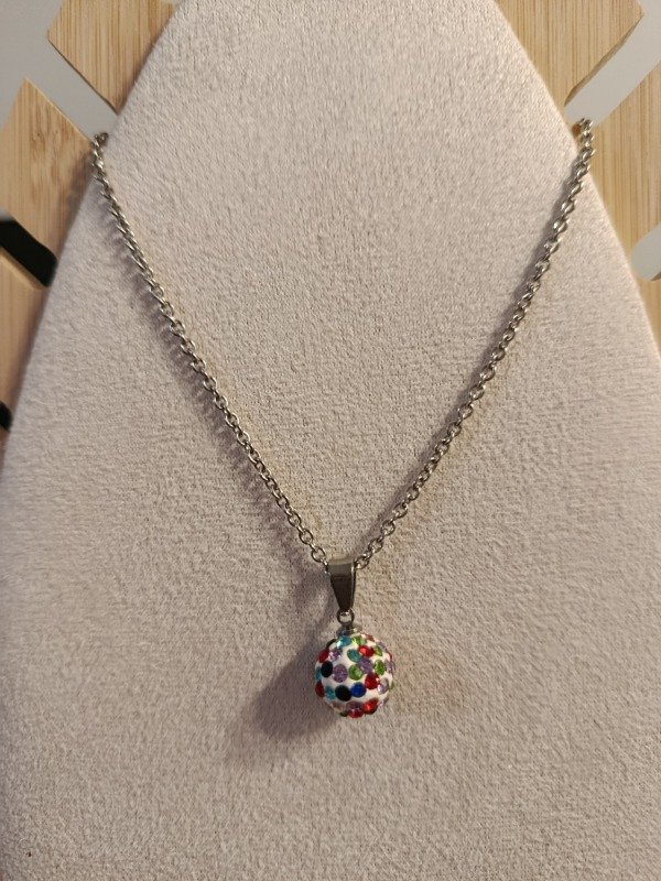 Producto - Cadenita de acero quirúrgico con dije brillos de colores