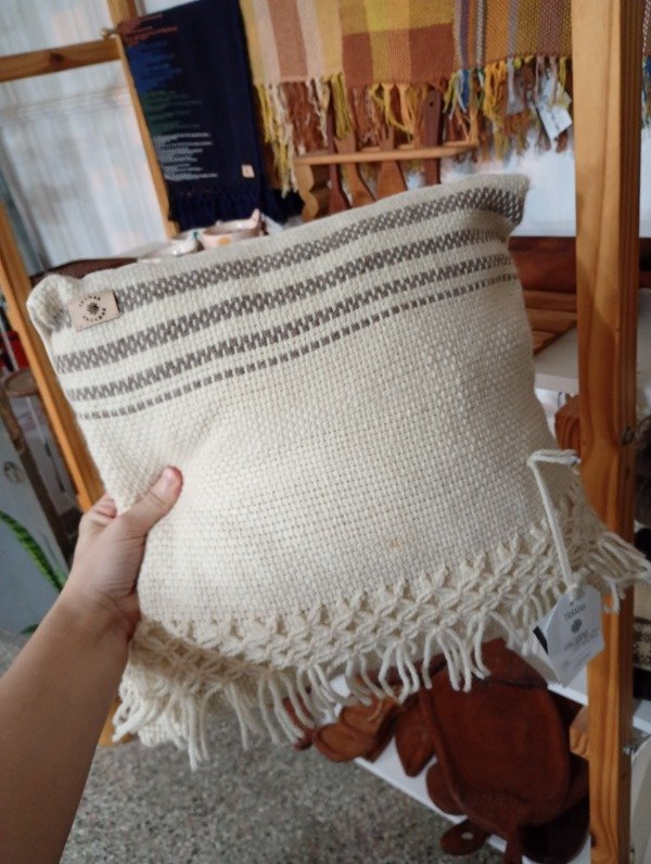 Producto - 3 almohadón con funda tejida