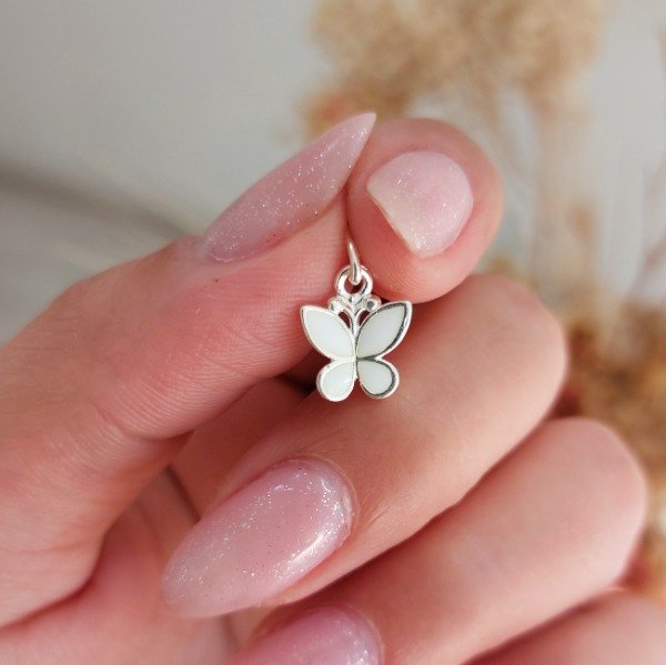 Producto - Dije mariposa esmaltada blanca