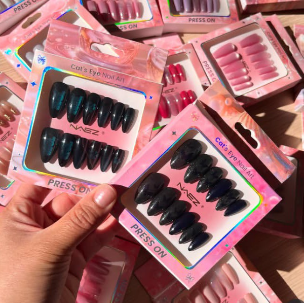 Producto - Uñas press on Ojo de gato con mariposas Tonos oscuros