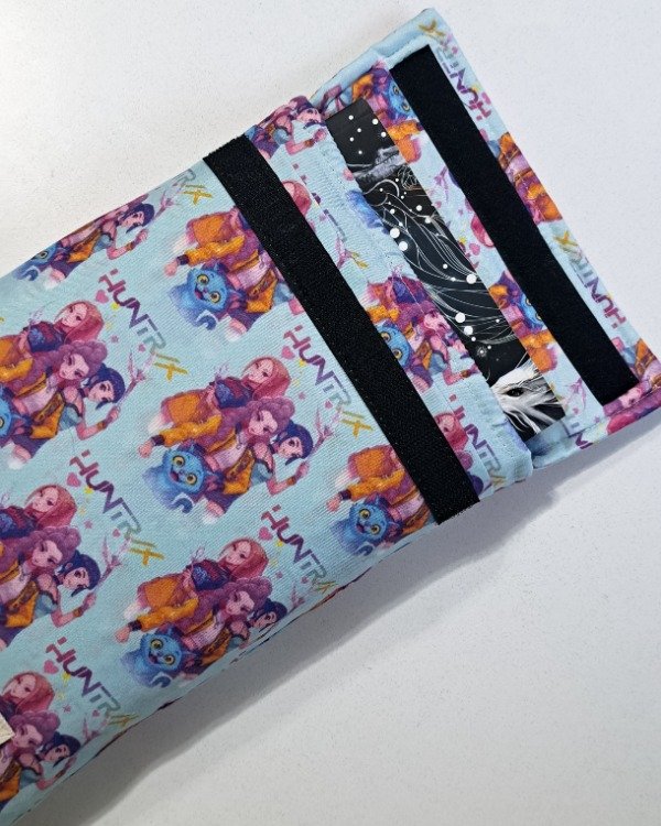 Producto - Funda para libros estándar Guerreras Kpop IMPERMEABLE