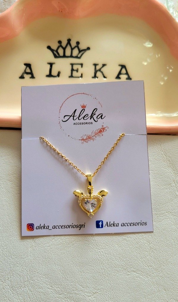 Producto - Collar corazón con alas de acero dorado - 4