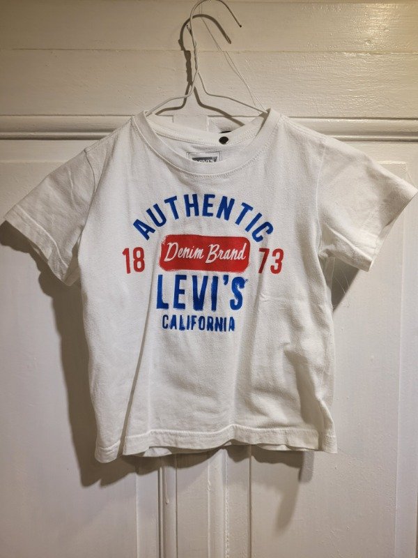 Producto - Remera LEVI'S blanca logo azul y rojo Talle 3 años - PRECIO: 9X