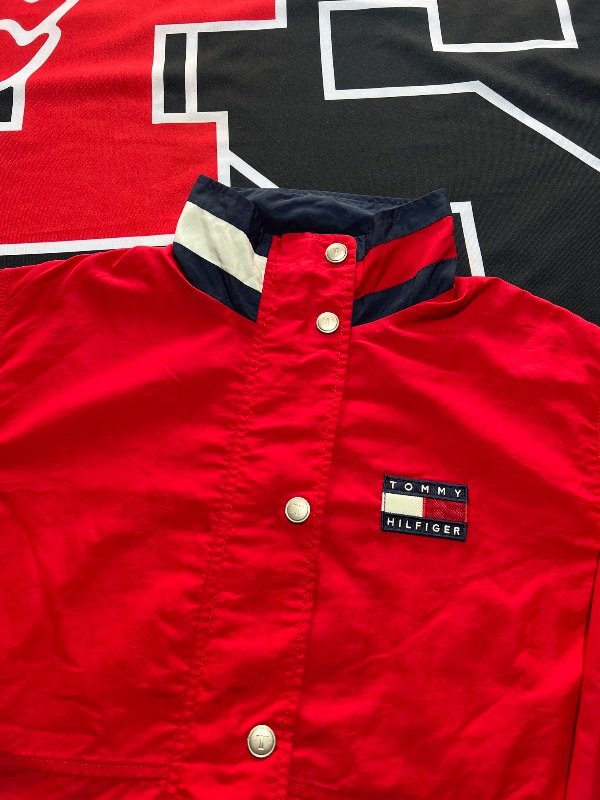 Producto - Campera Tommy Hilfiger Spell out vintage. Talle M amplio/L