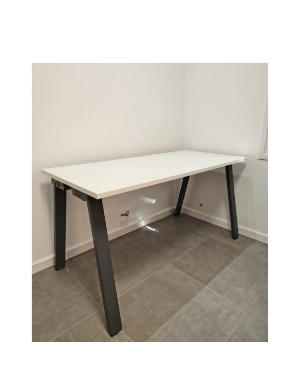 Producto - Escritorio línea Nodo de melamina y patas de acero pintura epóxica	/ 150x68