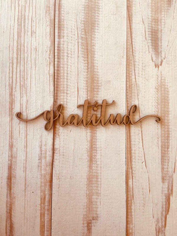 Producto - Palabra gratitud con arabescos