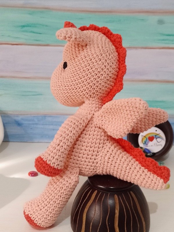 Producto - Amigurumi Dragón Ariel. Color Salmmón.