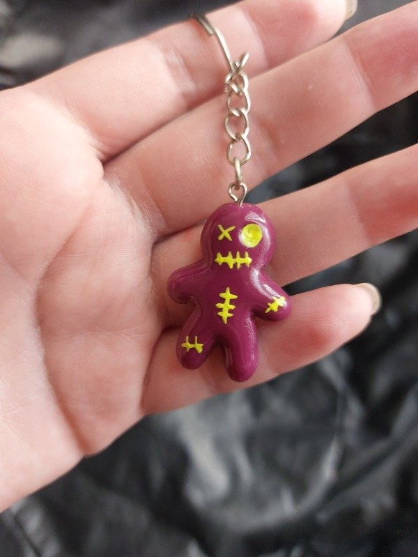 Producto - Llavero voo bordó y amarillo neón