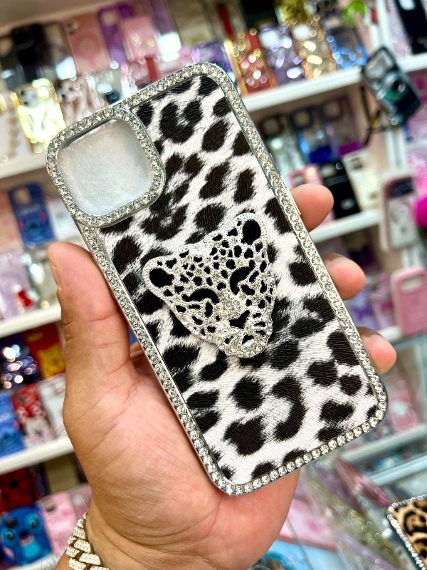 Producto - Funda Animal Print con Dije iPhone 13/14/15