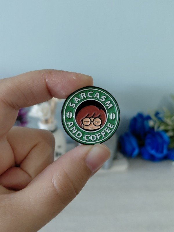 Producto - Pin metalizado - Daria "Sarcasm and coffee" #1712