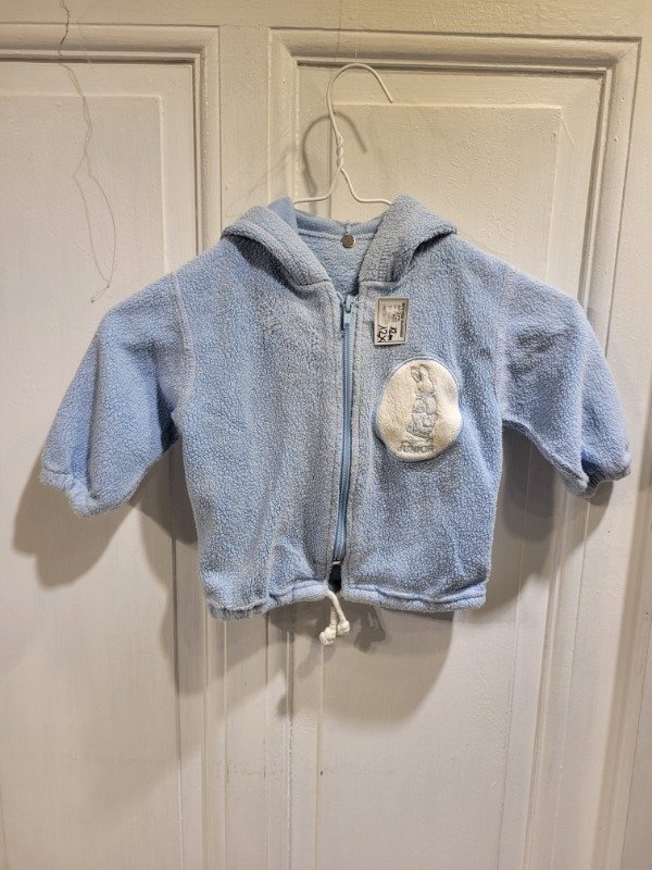 Producto - Polar JUNIOR celeste con cierre y capucha Talle 12 meses - PRECIO: 12X
