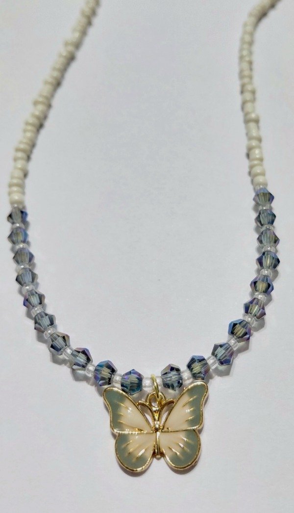 Producto - Collar con Mostacillas y Cristales Bicono con Dije Mariposa - 3