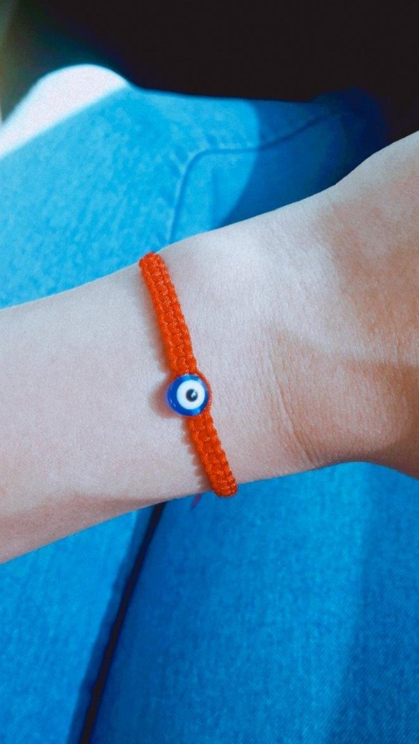 Producto - Pulsera regulable de hilo con ojo azul