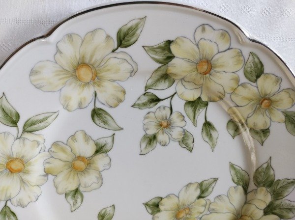 Producto - Plato con pie borde plata