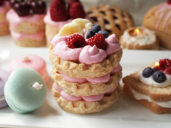 Producto - VELA TORRE DE WAFFLES CON ARÁNDANOS, FRAMBUESAS Y BANANAS