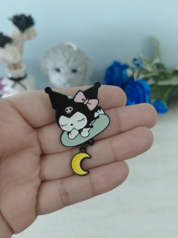 Producto - Pin metalizado - Kuromi con colgante #1102