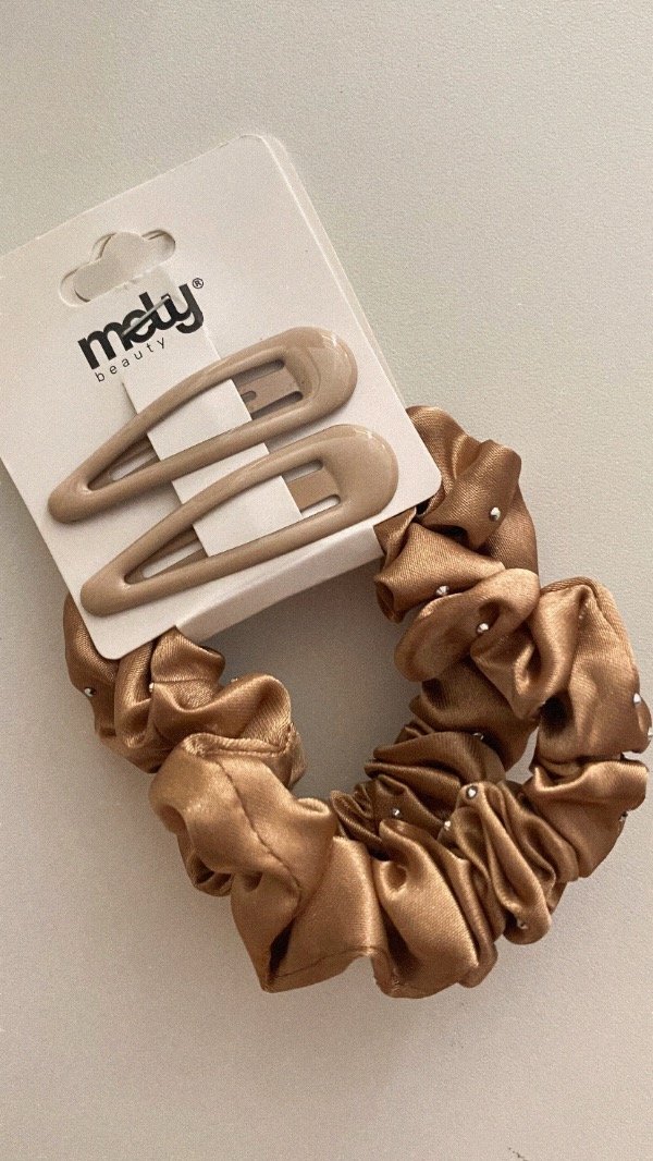 Producto - Set de scrunchies y hebillas. Marrón