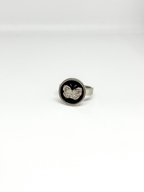 Producto - Anillo acero quirúrgico grueso dije mariposa esmalte negro