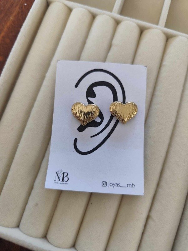 Producto - Aros corazón facetado. Acero dorado.