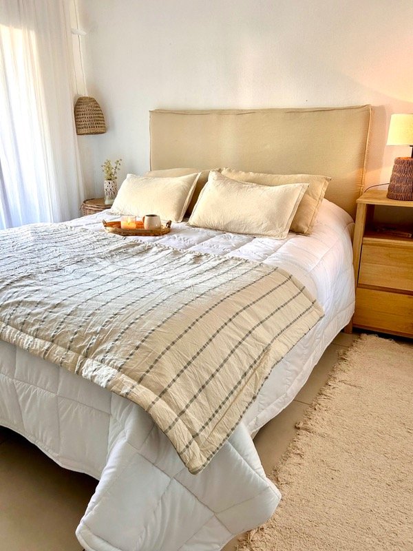 Producto - Pillow Rayado fondo crudo (Gris claro)