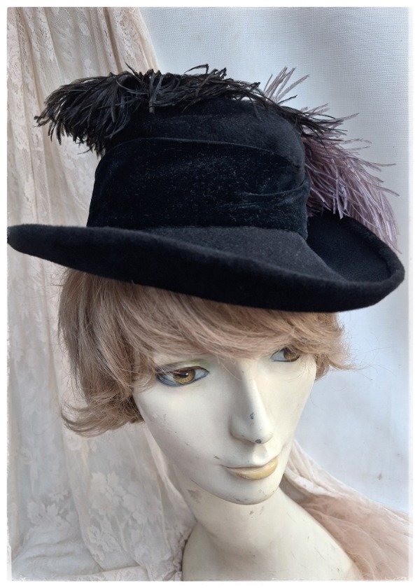 Producto - Sombrero Negro con plumas lilas y negras