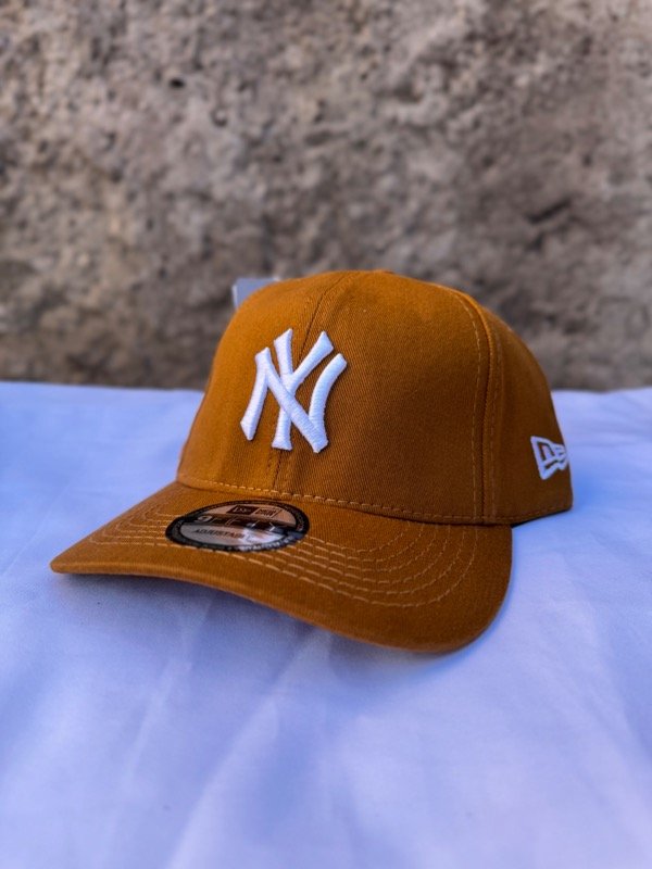 Producto - Gorra NY MARRÓN LOGO BLANCO