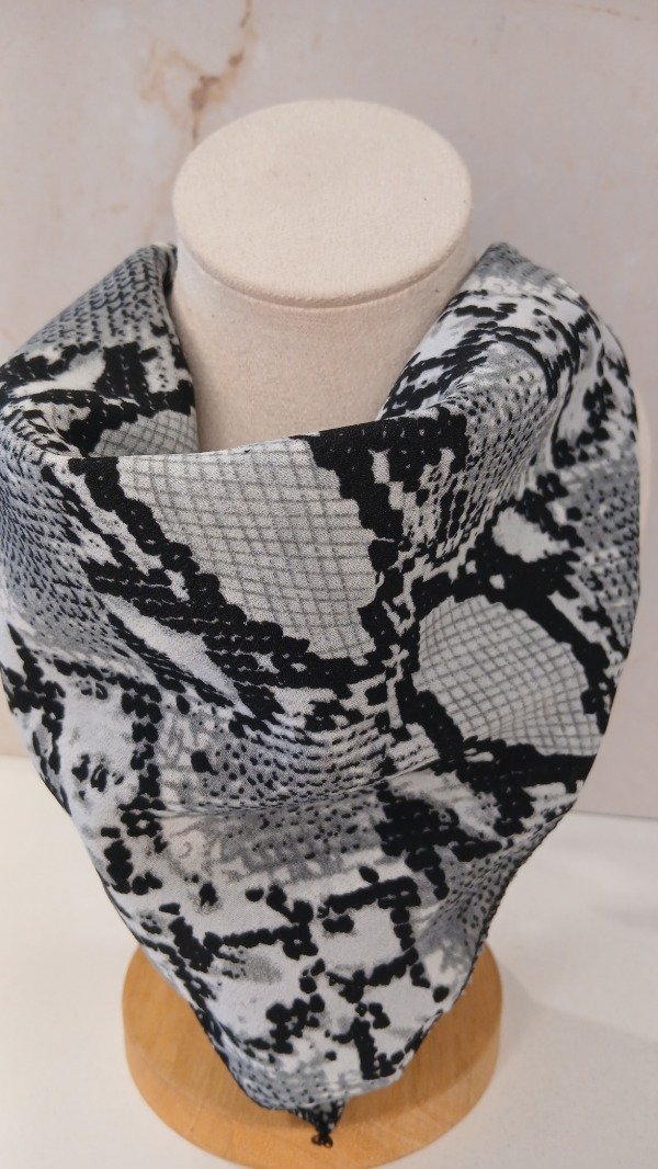 Producto - Pañuelo reptil gris