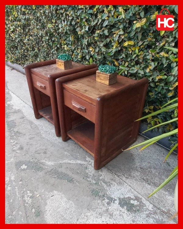 Producto - Par de mesas de luz en madera maciza con laterales tipo persiana - 1