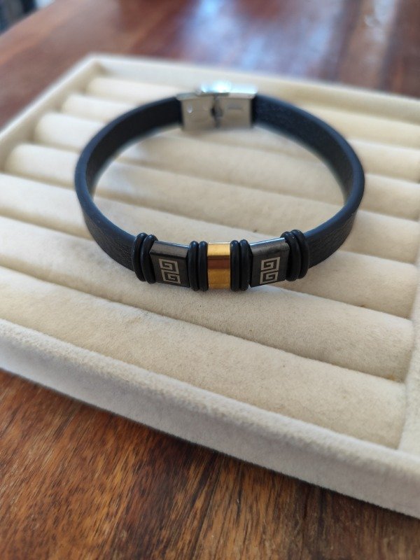 Producto - Pulsera cuero , guarda. Acero dorado.