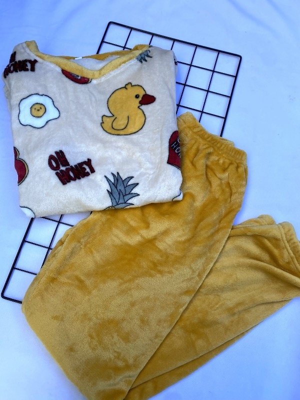 Producto - Pijama polar soft mostaza talle M