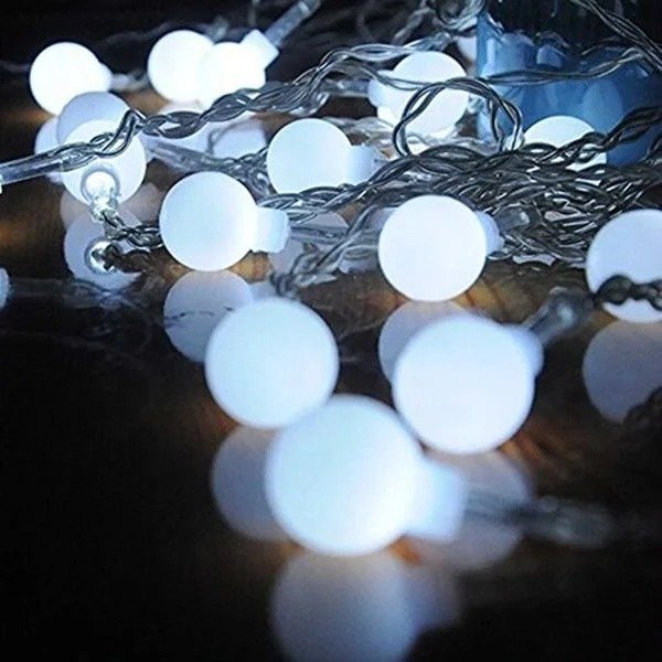 Producto - Guirnalda de bolitas opacas blanco frio x 4 mts electricas