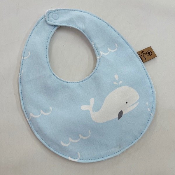 Producto - Babero impermeable ballena celeste