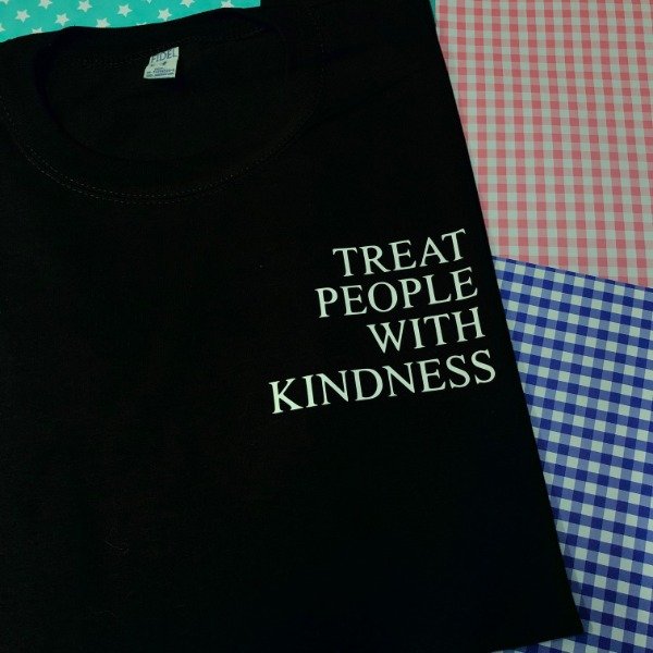 Remera Treat People With Kindness