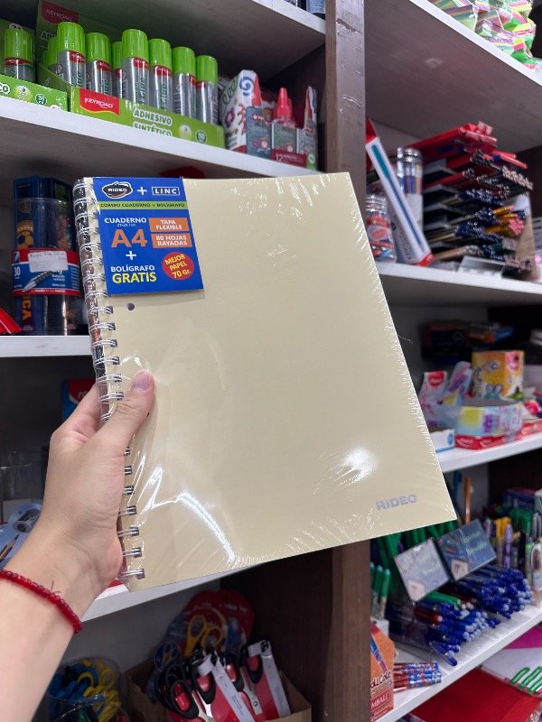 Producto - Cuaderno A4 Crema Rayado + BOLIGRAFO GRATIS