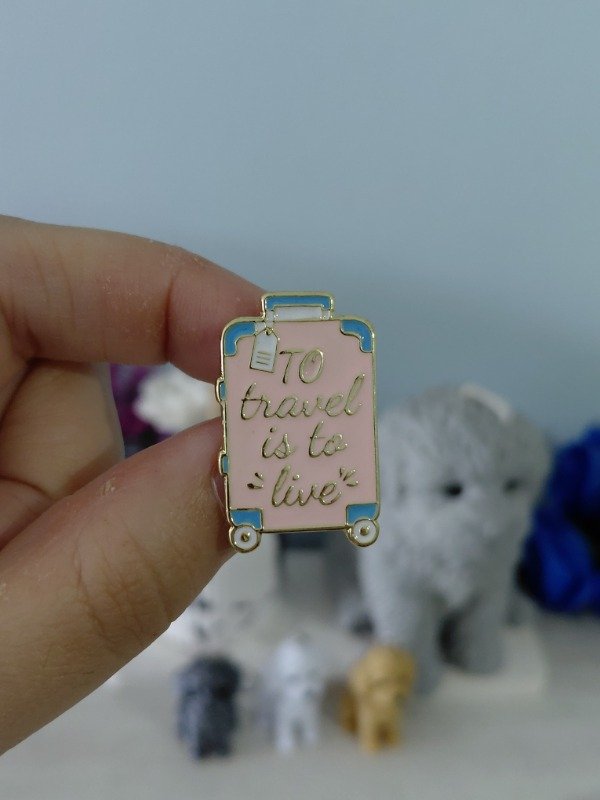 Producto - Pin metalizado - Viajes "To travel is to live" #2671