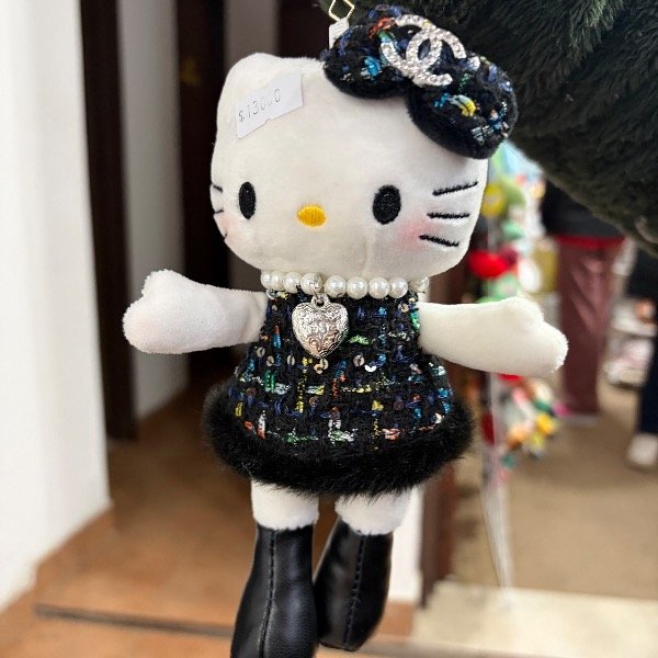 Producto - Llavero Kitty Señorita con vestido negro elegante 20cm