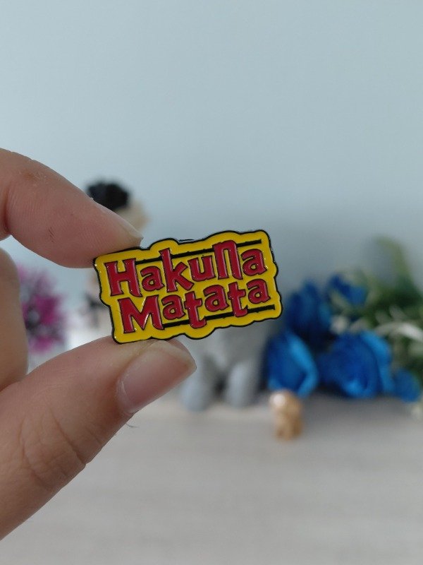 Producto - Pin metalizado - Hakuna matata #0471