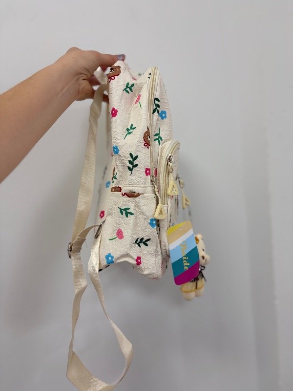 Producto - Mochila mediana beige llavero oso estampa flores - 1