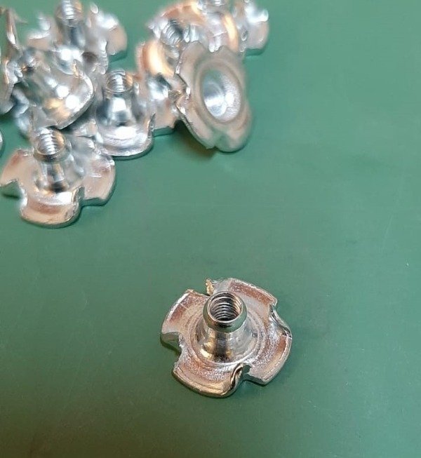 Producto - TUERCA AUTOCLAVANTE BLIND NUT 4MM por unidad