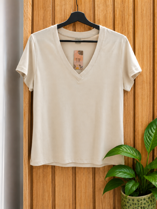 Producto - Remera clasica cuello V - 1