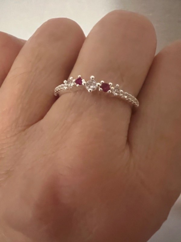 Producto - Anillo acero blanco Piedras rojas y zirconia central